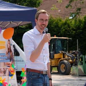 Bürgermeister Hendrik Schulz spricht ein paar Worte ins Mikrofon