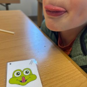 hier darf man mal die Zunge rausstrecken- Sprachförderung durch Nachahmung, was der Frosch auf den Karten macht. 