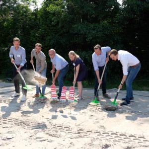 Abgeordnete Bauunternehmen, Sozialwerk & Gemeinde Moormerland schaufeln gemeinsam etwas Sand