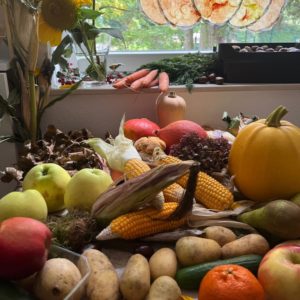 ein toller Erntedanktisch mit Früchten und Gemüse