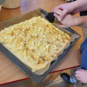 Erntedank feiern in der Kita- wir backen Apfelkuchen