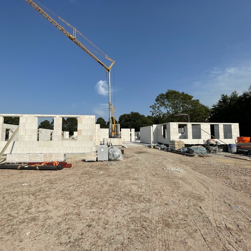 Die Außenwände sind gemauert. Beide Bereiche (Krippe/Kiga) werden sichtbar. Stand jetzt Neubau Kindertagesstätte Kleiner Leuchtturm