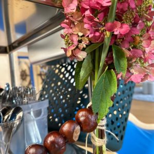 toller Herbstschmuck (Hortensie) am Frühstückswagen