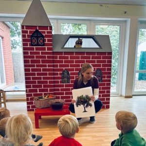 Kinder schauen die Kinderkirche an und hören gespannt zu.