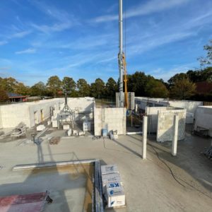 hoher Blick auf Baustelle und Kran- hier entsteht die Kindertagesstätte Kleiner Leuchtturm