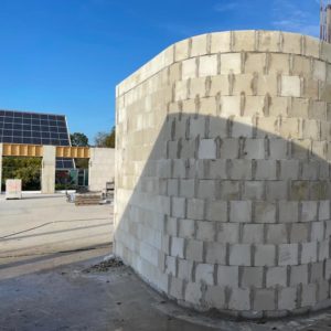 Halbrund gemauertes Treppenhaus in den Kindertagesstätte Kleiner Leuchtturm