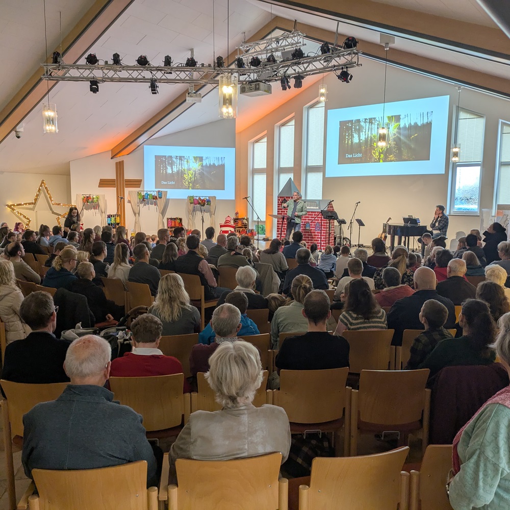 Blick von hinten in den Gottesdienstraum. Ein wunderbar voller Familiengottesdienst.