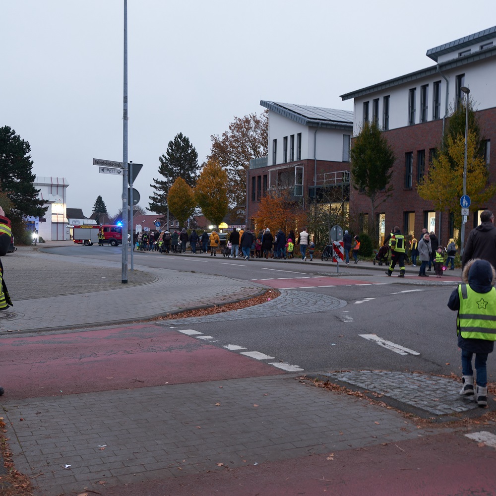 Die Feuerwehr unterstützt uns beim Laternenlauf.