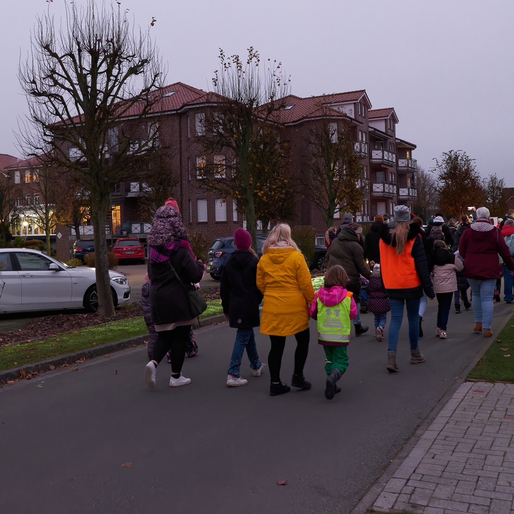 Familien laufen am Eben-Eser