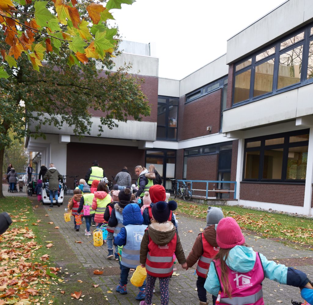 Kinder laufen zum Rathaus Moormerland.