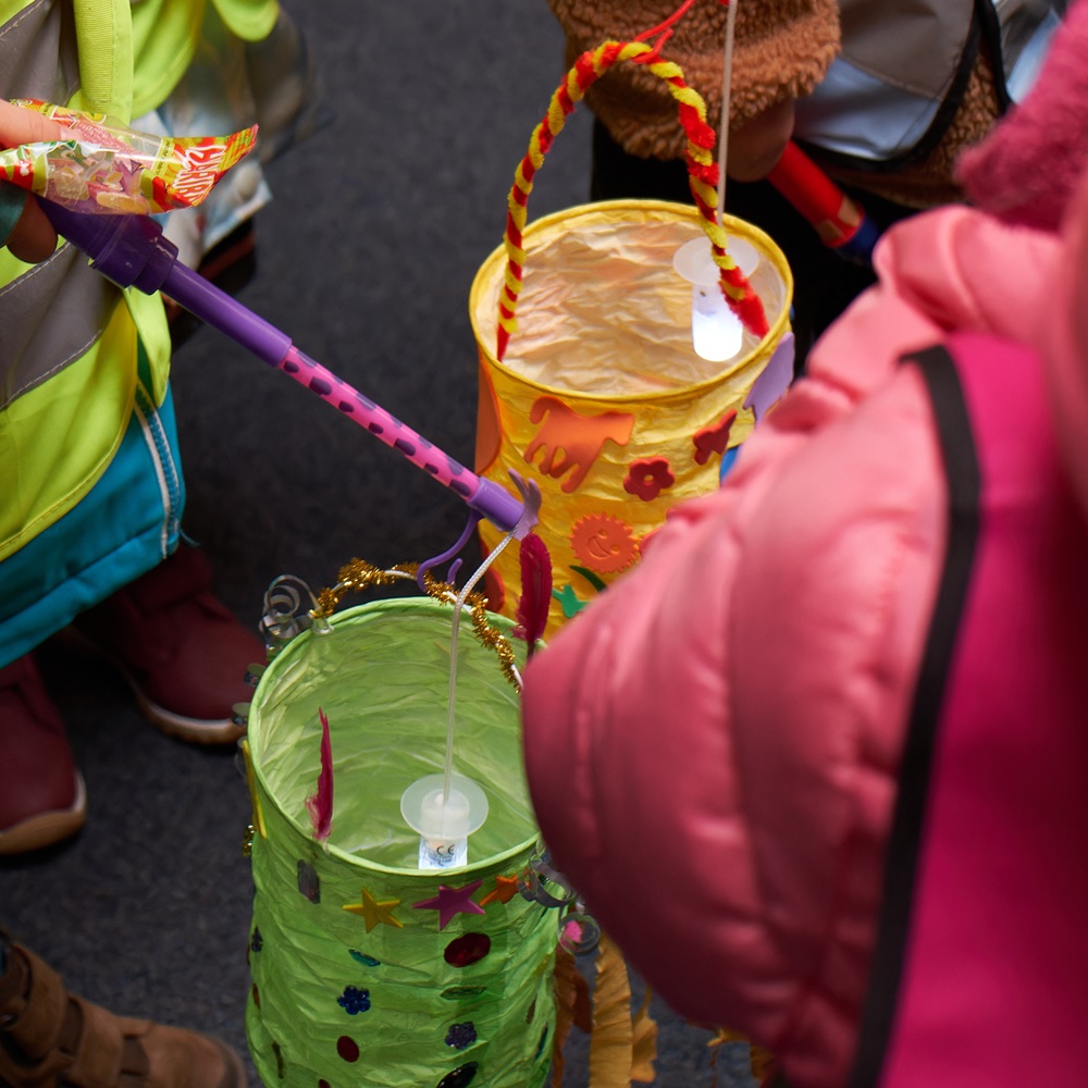 Kinder halten Laternen. Licht in der Dunkelheit. 