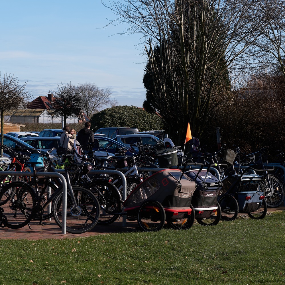 ein voller Fahrradparkplatz- viele Zuschauer beim Musical