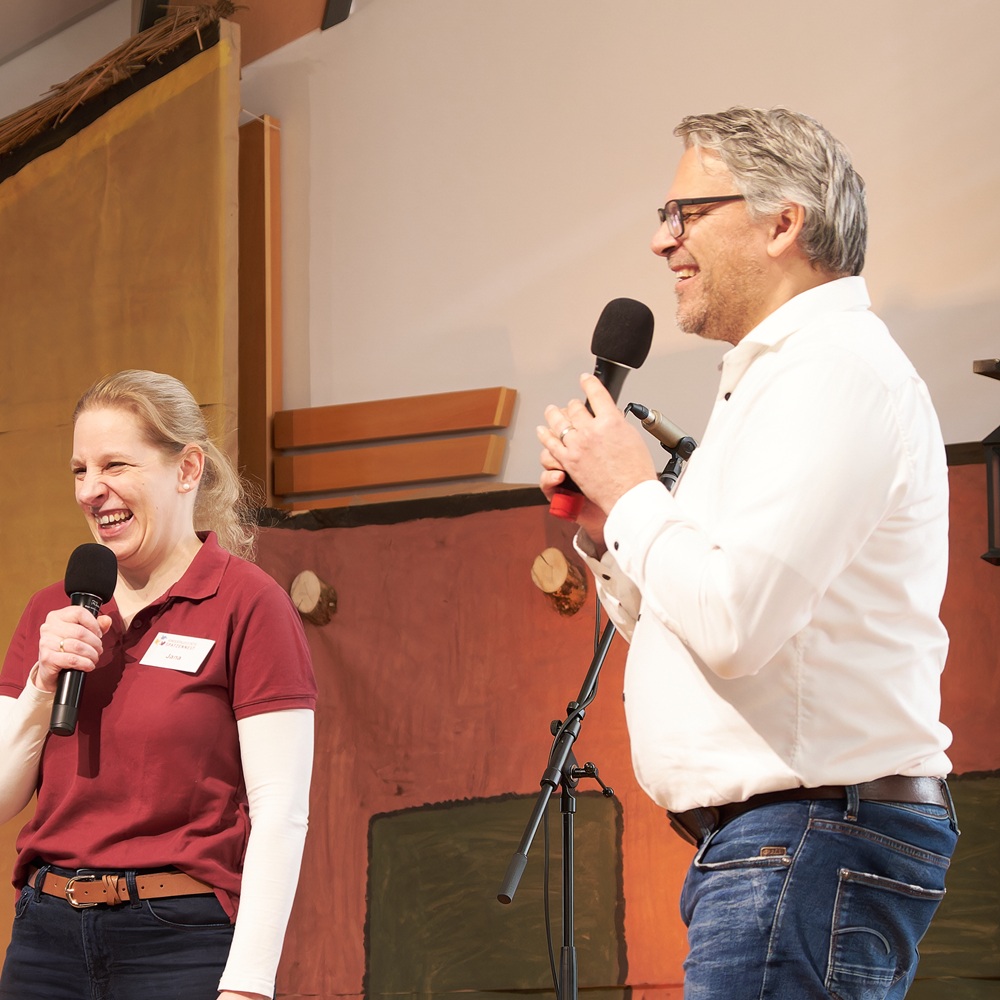 Jana Schwolow und Thilo Kierner begrüßen die Gäste